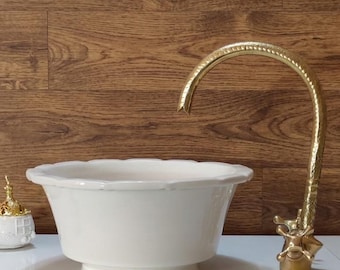 Handgefertigtes weißes Keramik Waschbecken - Artisanal Waschbecken - Marokkanisches Handgemachtes Badezimmerdekor - freier Messingablauf.