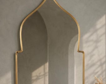 Espejo marroquí de latón con arco hecho a mano / Espejo de baño de pared vintage / Espejo de tocador con arco festoneado / Decoración con marco de latón