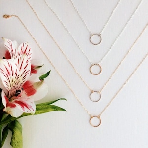 ハンマー加工サークルネックレス / ミックスメタル / スターリングシルバーまたは 14K ゴールドフィルド / インフィニティ / 上品なジュエリー / 彼女へのギフト