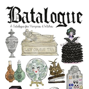 Puede incluir: Una ilustración colorida de un catálogo para vampiros y brujas. La ilustración presenta una variedad de artículos, incluyendo una taza de té, una bola de cristal, una muñeca, un gato y una caja de gominolas. El texto "Batalogue" está escrito en una fuente gótica en la parte superior de la imagen.