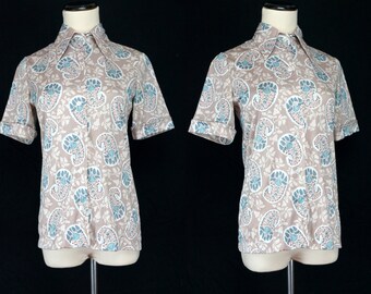 1960s Blouse Short Sleeve Button Collar Paisley Camp Shirt Top Small 60s Grey