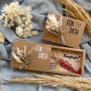 Trauzeugin fragen I Geschenkbox mit Mini-Trockenblumenstrauß und Schlüsselanhänger Makramee, Naturperlen& goldenem Herzen I personalisierbar
