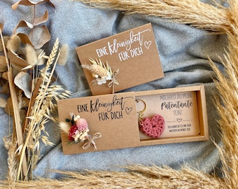 Patentante fragen I Geschenkbox mit Mini-Trockenblumenstrauß/ Geschenkband und süßem Häkelherz-Schlüsselanhänger I personalisierbar