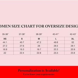 Op de afbeelding: Een maattabel voor oversized damesontwerpen, metingen in inches. De tabel bevat borstomvang, jasmaat, jasomvang, lengte, schouder- en mouwmaten, vari&euml;rend van XS tot 2XL. Tekst onderaan: "Personalisatie is beschikbaar!"