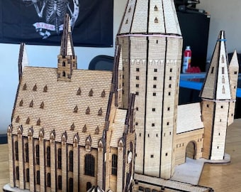 Könnte beinhalten: Ein detailliertes Holzmodell von Hogwarts, einer fiktiven Schule für Hexerei und Zauberei aus der Harry-Potter-Reihe. Das Modell verfügt über komplizierte Details, darunter die ikonischen Türme, Fenster und einen Uhrturm.