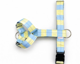 Pettorina per cani a righe blu e gialle Malibu, adatta a tutte le razze. Un regalo perfetto per gli amanti degli animali. Regolabile, sicura e confortevole - HolaGALGO