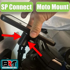 Könnte beinhalten: Schwarze SP Connect Moto Mount für ein Smartphone. Die Halterung ist an einem Motorradlenker befestigt. Das Telefon befindet sich in einer schwarzen Hülle. Die Texte "SP Connect" und "Moto Mount" befinden sich in grünen Kästen.