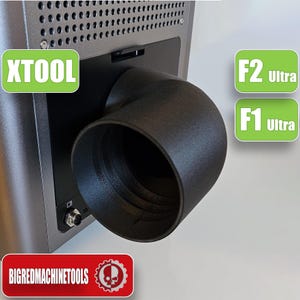 Op de afbeelding: Close-up van een zilveren XTOOL-machine met een zwarte, gebogen uitlaatpoort. De afbeelding bevat groene labels met de tekst "F2 Ultra" en "F1 Ultra". De onderkant van de afbeelding bevat een rood logo met de tekst "BIGREDMACHINETOOLS."