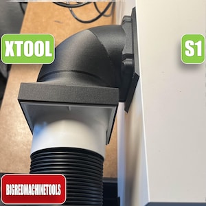 Könnte beinhalten: Schwarz-weißes XTOOL S1-Maschinenteil mit einem gebogenen Winkelstück und einem gerippten, flexiblen Schlauch. Der Text "XTOOL" befindet sich in einem grünen Feld und "BIGREDMACHINETOOLS" in einem roten Feld.