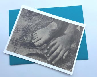 Biglietto di auguri - Mano e piede nella sabbia - Interno vuoto
