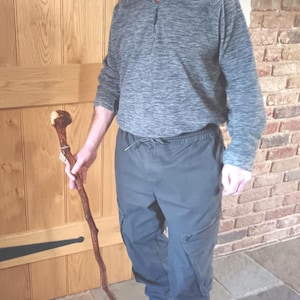 Pode incluir: Um conjunto de três canecas de cerâmica com acabamento fosco e salpicado. As canecas são em tons de creme, cinza claro e cinza escuro. Cada caneca tem um design simples e minimalista.