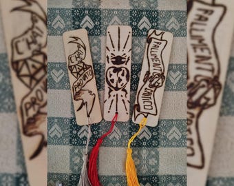 Handgefertigte Lesezeichen und Anhänger aus pyrographiertem Holz