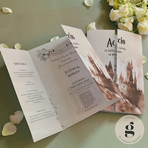 Peut inclure: Une invitation de mariage sur le thème d'Harry Potter. L'invitation présente une illustration aquarelle du château de Poudlard avec une citation des livres, "Accio." L'invitation est imprimée sur du papier cartonné crème avec du texte brun.