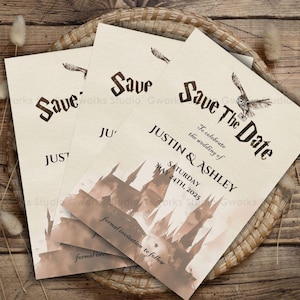 Peut inclure: Cartes d'annonce de mariage avec une illustration de château fantastique dans des tons bruns. Les cartes indiquent "Save the Date" avec les noms "Justin & Ashley" et la date du "24 mai 2025". Un hibou stylisé est également présent.