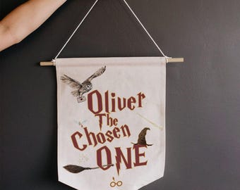 Gepersonaliseerde wimpel met tovenaarsnaam – Chosen One Magic School-decor, Potterhead-verjaardagscadeau