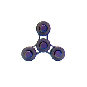 Könnte beinhalten: Ein metallischer Fidget Spinner mit einem dreilappigen Design. Jeder Lappen hat einen kreisförmigen Knopf mit strukturierter Oberfläche. Der Spinner hat eine dunkle, schillernde Oberfläche mit Andeutungen von Blau und Lila, wodurch ein Farbwechseleffekt entsteht.