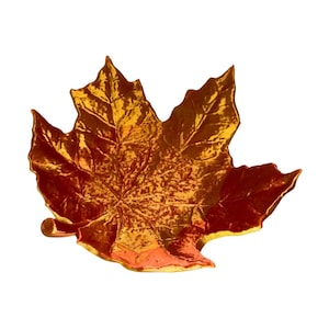 Op de afbeelding: Een groot, gouden esdoornblad met ingewikkelde nerven en een roodbruine tint. Het blad is geïsoleerd op een witte achtergrond.