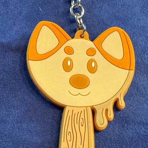 Brelok gumowy w kształcie lodów Shiba Inu w kolorze kremowym