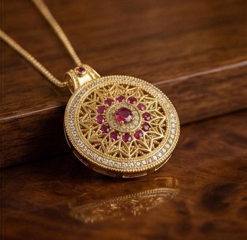 K&ouml;nnte beinhalten: Eine goldfarbene Halskette mit Anh&auml;nger und kreisf&ouml;rmigem Design. Der Anh&auml;nger hat einen zentralen Rubin, der von kleineren Rubinen und klaren Edelsteinen umgeben ist. Der &auml;u&szlig;ere Rand ist ebenfalls mit klaren Edelsteinen besetzt. Die Halskette liegt auf einer Holzoberfl&auml;che.