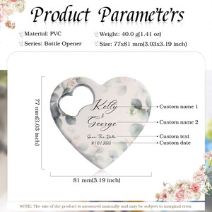 Op de afbeelding: Hartvormige flesopener, 81 mm breed en 77 mm hoog, met een bloemenontwerp en de namen "Kelly & George" en de datum 10/10/2022. De tekst "Save The Date" is ook opgenomen. Gemaakt van PVC.
