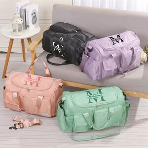 Peut inclure: Quatre sacs de sport de différentes couleurs : noir, lavande, pêche et vert menthe. Chaque sac est doté d'une poignée supérieure, de poches latérales et d'une bandoulière. Les sacs portent le nom "Mohameo".