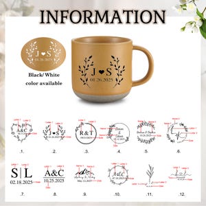 Op de afbeelding: Een mosterdkleurige keramische mok met een grijze basis, met een zwart bloemmotief en de initialen "J S" met een datum. De afbeelding toont ook ontwerpopties voor gepersonaliseerde mokken, inclusief initialen en data. De tekst "Black/ White color available" is ook zichtbaar.