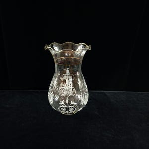 Clear Glass Shade with White Pattern – 19 cm high x 13 cm wide x 5 cm fitter (7.48 inch x 5.12 inch x 1.97 inch)