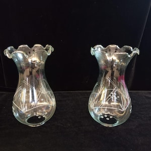 Twee kappen van helder glas met geëtste patronen: 19 cm hoog x 13 cm breed x 5 cm verstelbaar (7,48 x 5,12 x 1,97 inch)
