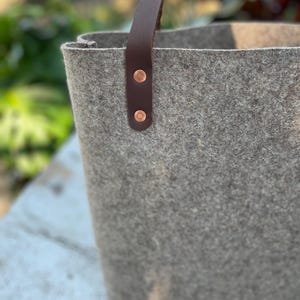 Felt tote bag with leather straps / minimalist shoulder bag