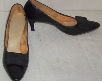 Vintage Risque Shoes Black Leather Pumps 8 AAA Bows