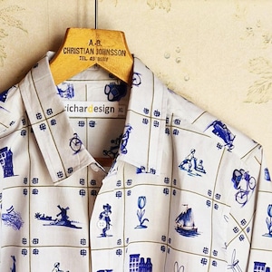 Camisa de manga larga con botones al frente y estampado de azulejos azul de Delft