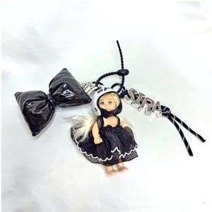 Schlüsselanhänger mit Namen - Süsser Mini Puppen Taschenanhänger | Perle & Helmzubehör | Kundenspezifisches Geschenk für Sie