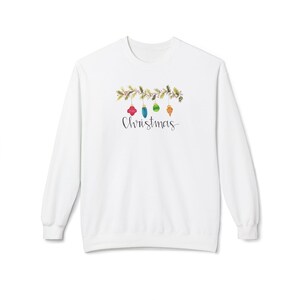 Kerstversiering in slinger, uniseks middelzware softstyle fleece sweater met ronde hals