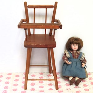 Vintage Wood Doll High Chair: 19&quot; Spindle Back Display