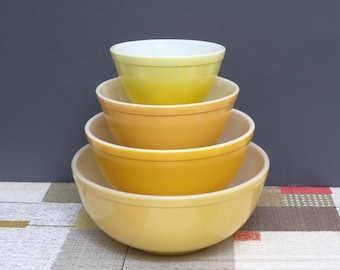 Set of 4 Pyrex mixed yellow bowls, vintage mixing bowls, 401 402 403 404