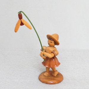 Vintage Erzgebirge Flower Girl Figurine: Hand-Carved Wood Collectible Germany