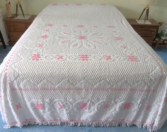 Vintage Chenille Bedspread 104" L x 91" W, full XL or queen size, 100% cotton, made in USA white & pink, bedding, bedspreads, good condition