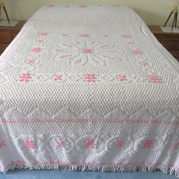 Vintage Chenille Bedspread 104" L x 91" W, full XL or queen size, 100% cotton, made in USA white & pink, bedding, bedspreads, good condition