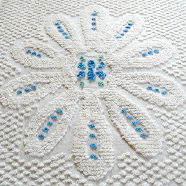 vintage chenille bedspread. white and blue, full/double, bedding, chenille cutter