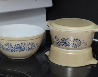 Vintage PYREX Homestead pattern, 2 small casserole dishes, one lid, 1 mixing bowl 1.5 l, cookware, speckled beige/blue, kitchen and dining