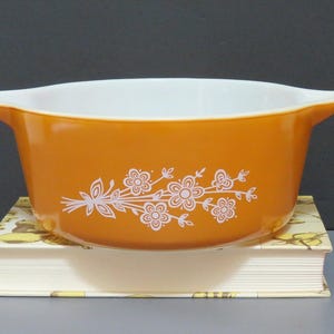 Vintage Pyrex Casserole Dish: Floral Butterfly Gold, 2.5L