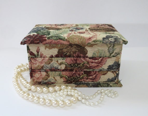 vintage French tapestry jewelry box, jewelry stora