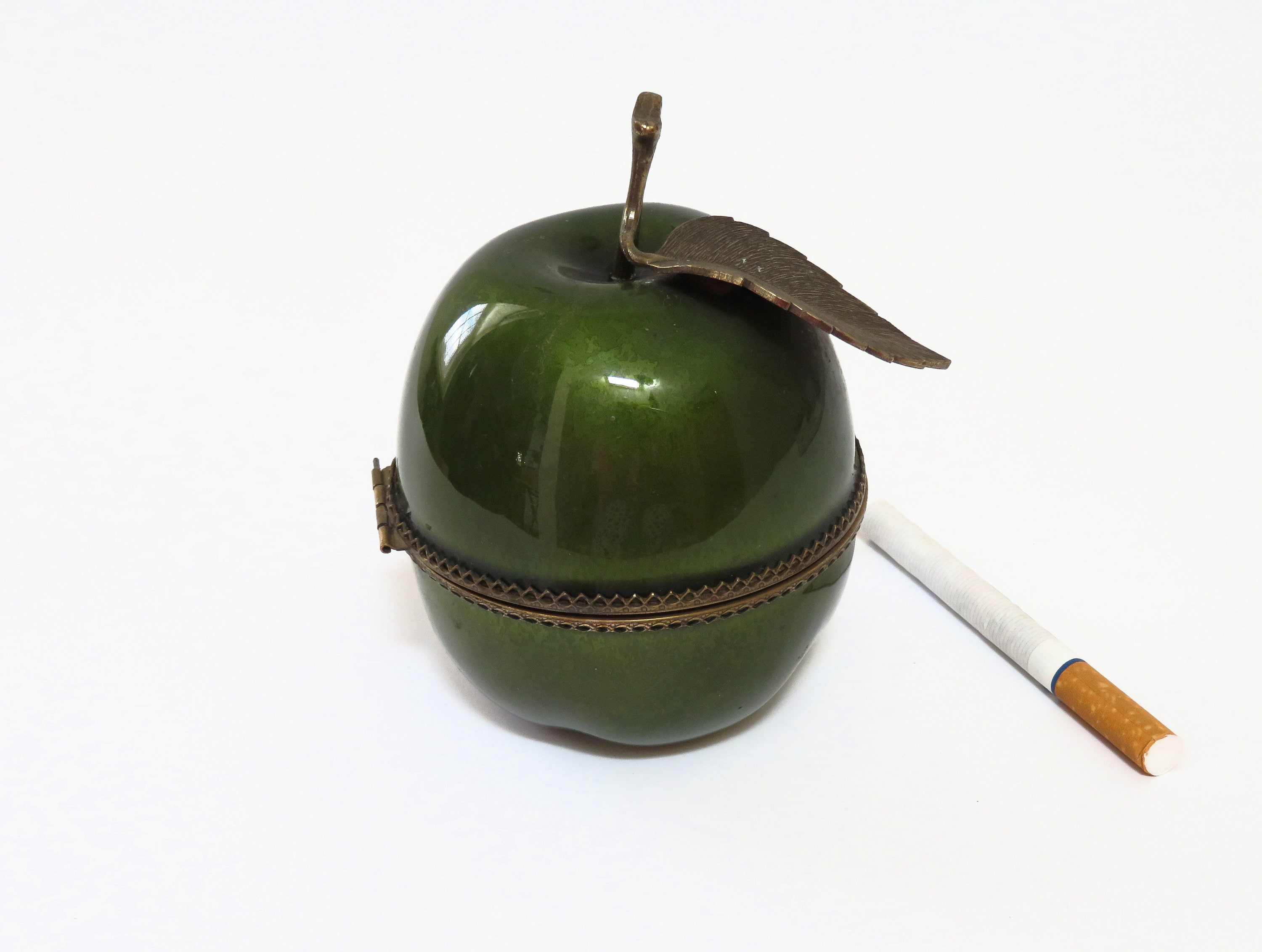 Vintage EVANS Green Apple Table Lighter, Vintage Tobacciana, Enameled Cigarette  Lighter, Lighters, Collectibles, Cigarette Accessory