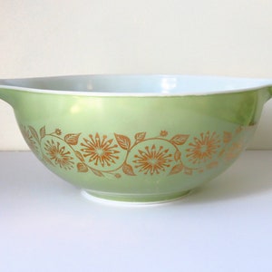 Vintage Pyrex Gold Medallion Sage Green Gold Leaf Vines 2.5 Quart Promotional Cinderella Bowl #443 Made In 1962-1963 Collectible Ovenware Vintage Pyrex Gold Medallion Sage Green Gold Leaf Vines 2.5 Quart Promotional Cinderella Bowl #443 Made In 1962-1963 Collectible Ovenware