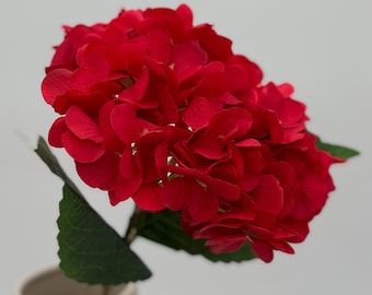 Röd konstgjord hortensia med stjälk