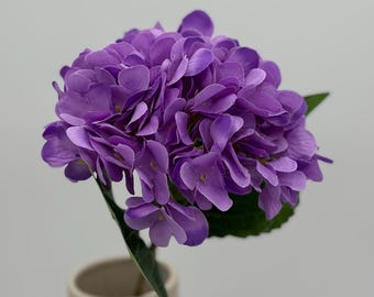 Violett konstgjord hortensia med stjälk