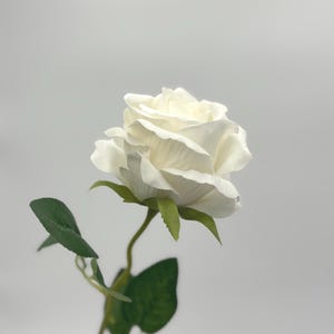 Rosa artificial de tacto aterciopelado blanco, 1/3/5/10, con tallo