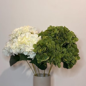 Künstliches Hortensien-Bündel in Grün & Elfenbein: Faux Blumenarrangement
