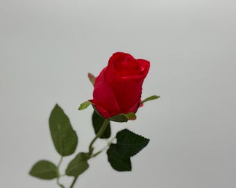 Konstgjord ros, röda konstgjorda roshuvuden med stjälkpaket