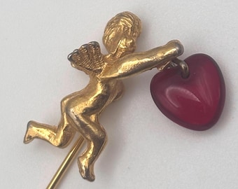 Broche vintage de los años 60 con diseño de Cupido y corazón, tono oro amarillo, colgante de corazón de plástico rojo.